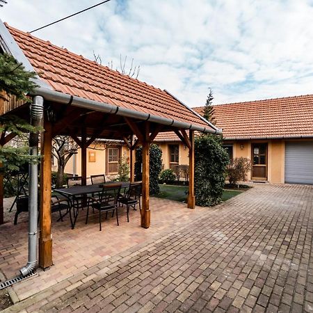 Estike Apartman Gyula Εξωτερικό φωτογραφία