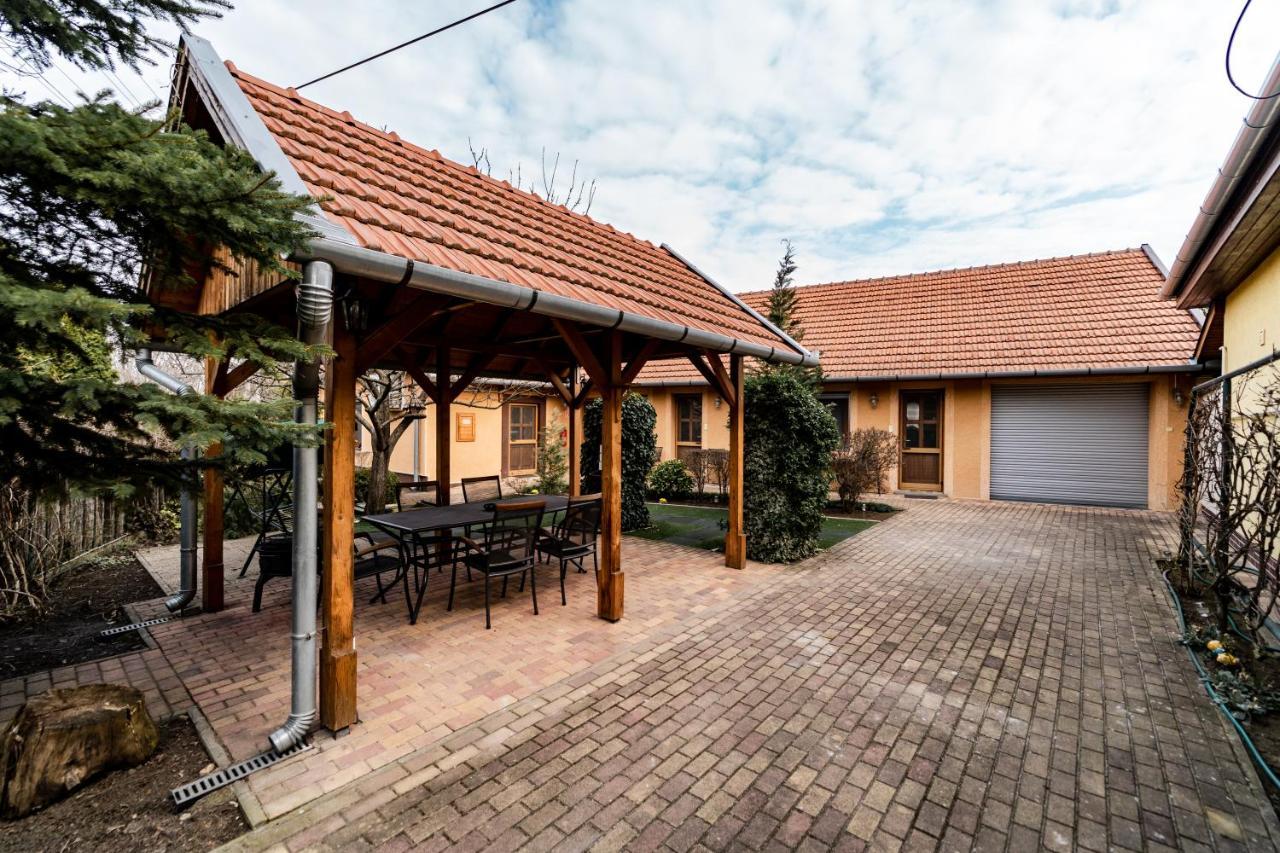 Estike Apartman Gyula Εξωτερικό φωτογραφία
