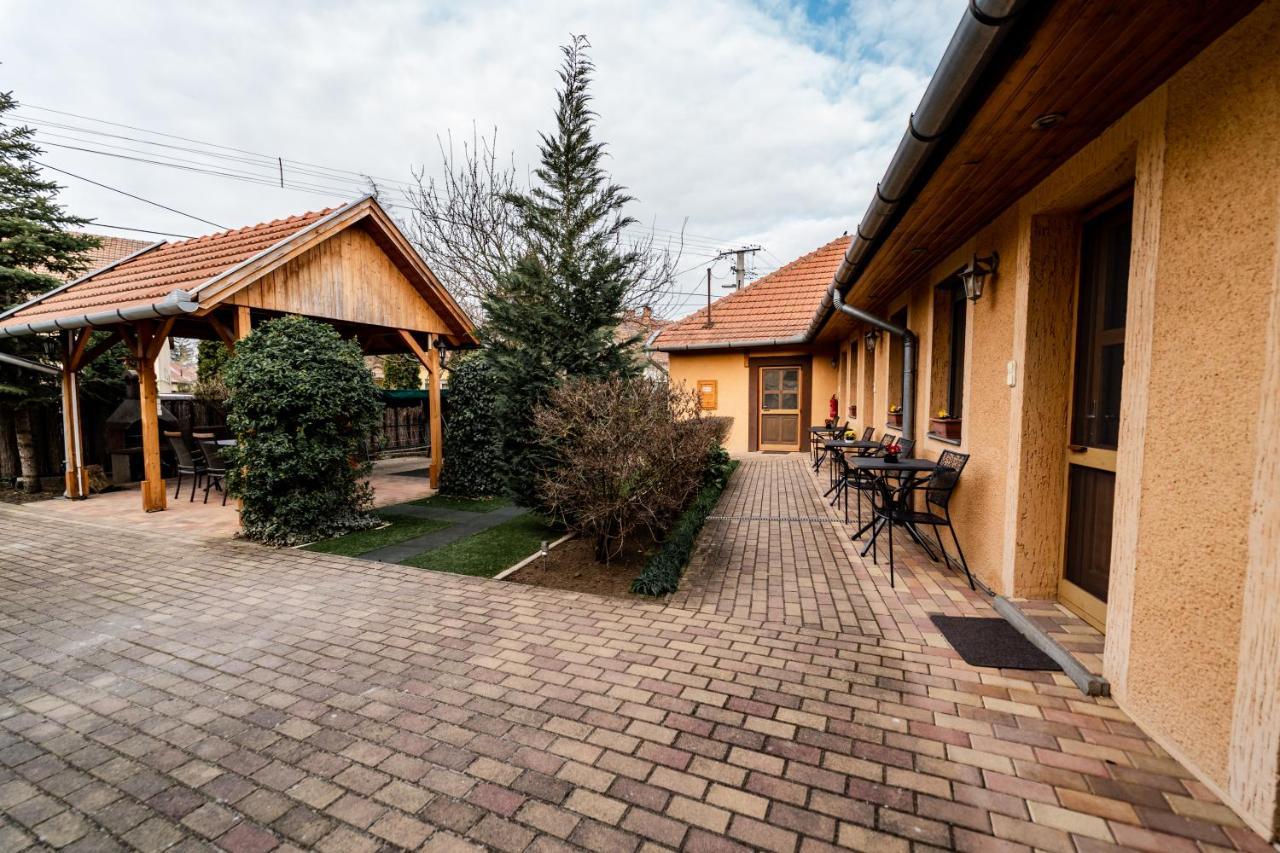 Estike Apartman Gyula Εξωτερικό φωτογραφία