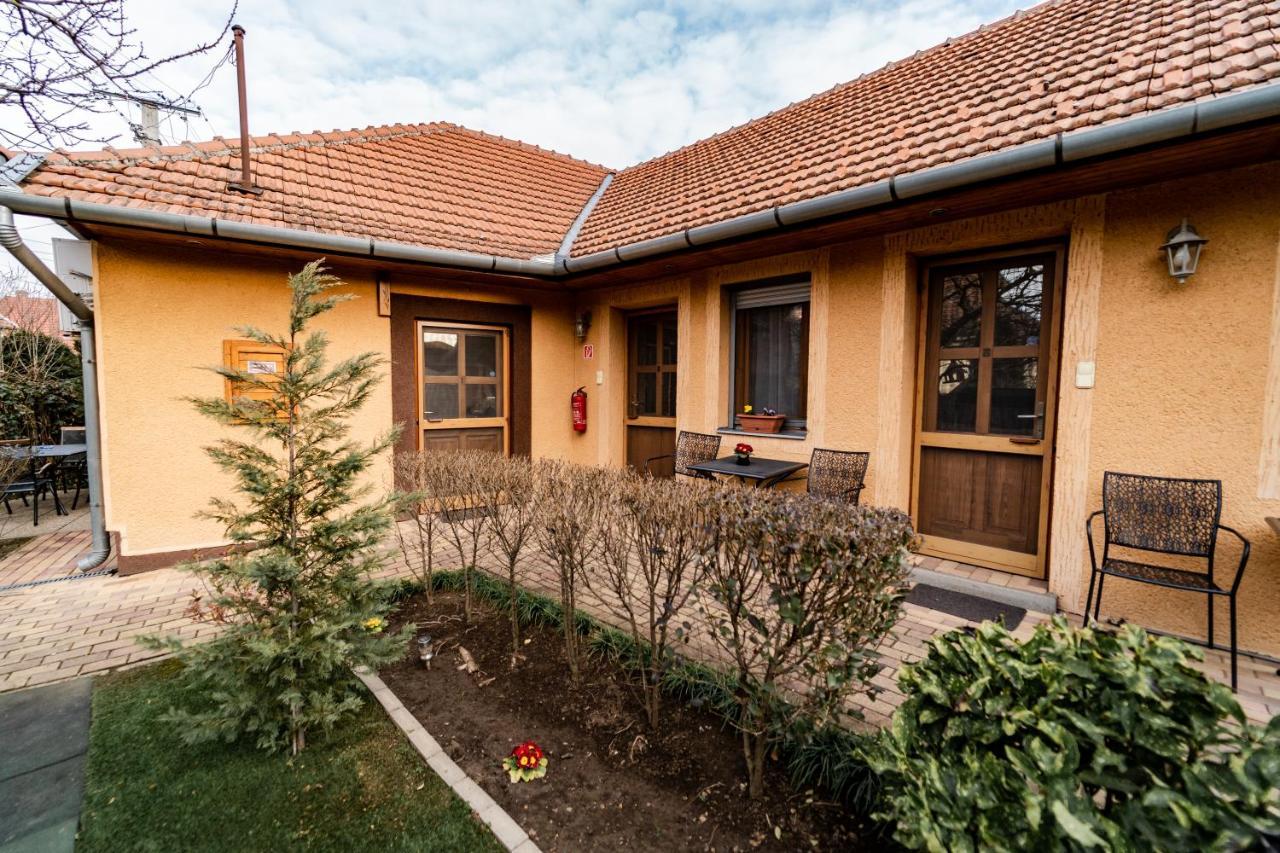 Estike Apartman Gyula Εξωτερικό φωτογραφία